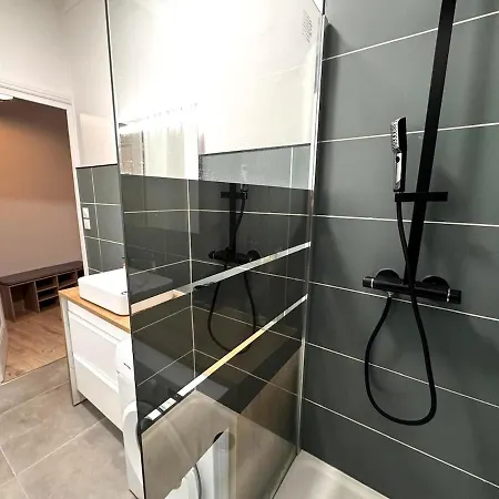 Apartment De 3 Chambres, Parking Gratuit, Proche Metro Oullins